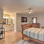 Quiet Dallas Studio About 10 Mi To Downtown!