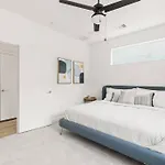 Deluxe 2-Bed Townhome Close To Everything!