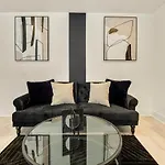 Queen Suite Near Downtown Free Parking