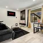 Queen Suite Near Downtown Free Parking