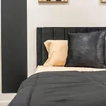 Queen Suite Near Downtown Free Parking