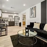 Queen Suite Near Downtown Free Parking