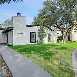 Superior 4Br 2Ba Holiday Home With Hot Tub & Grill