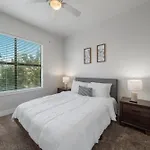 Cs 2428 Modern Suite, Pool, Gym, Parking