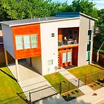 New Swanky Rustic Modern 5 Star Home Near Downtown