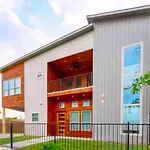 New Swanky Rustic Modern 5 Star Home Near Downtown