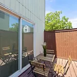 The Cozy Cove L Luxurious 2Bd Condo L Amazing Location L Parking L