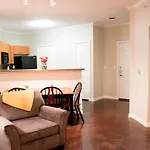 Downtown Dallas Beautiful Poolside Apartment