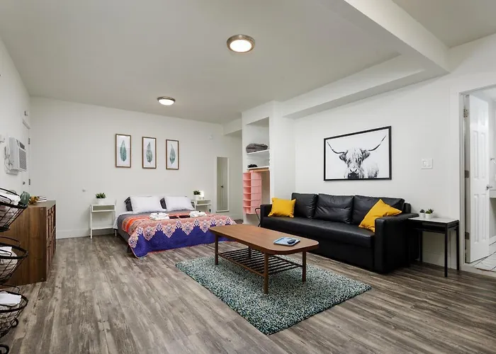 735 W 10Th St