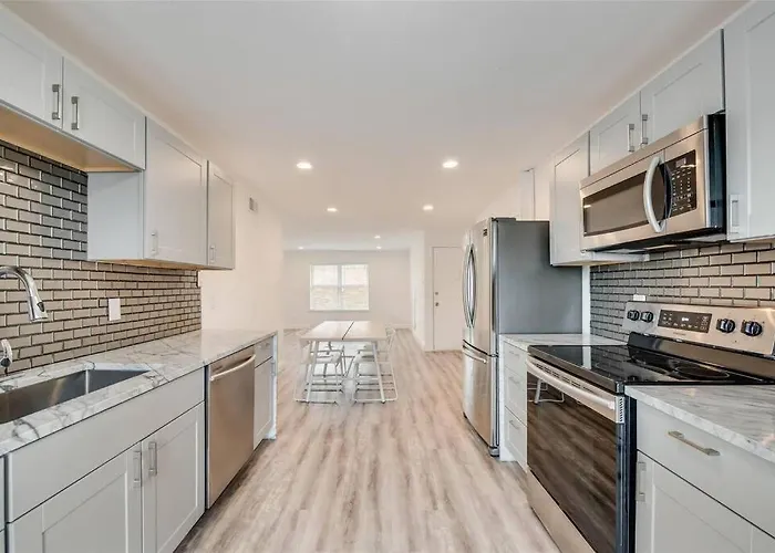 Lovely Updated 2 Bedroom Condo With Pool