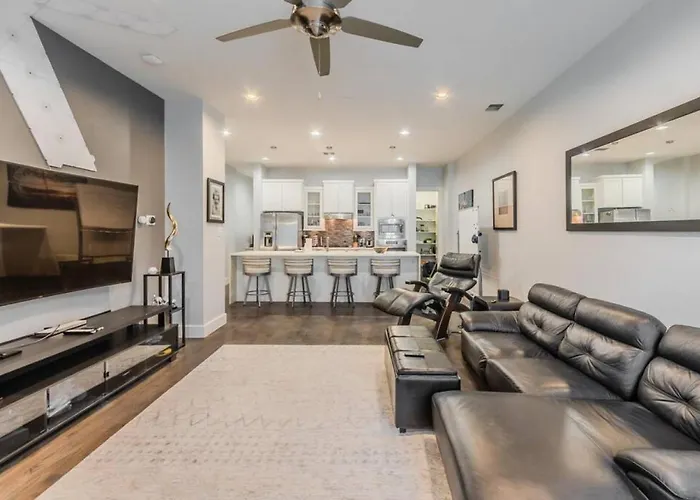 Stunning Townhome Near Uptown