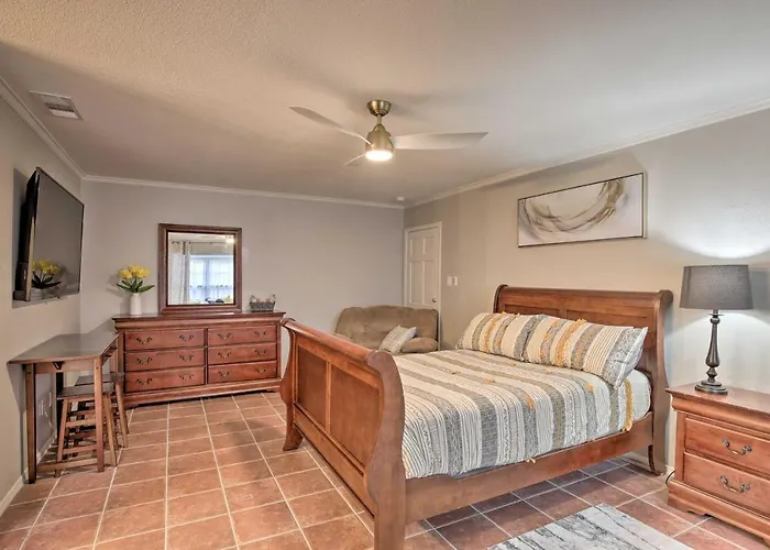 Quiet Dallas Studio About 10 Mi To Downtown!