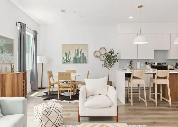 Deluxe 2-Bed Townhome Close To Everything!