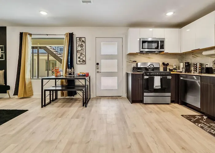 Queen Suite Near Downtown Free Parking