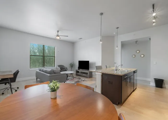 Cs 2428 Modern Suite, Pool, Gym, Parking