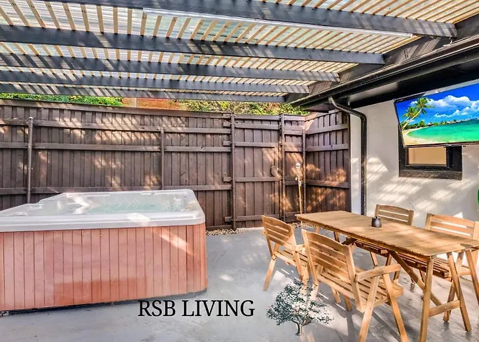 Superior 4Br 2Ba Holiday Home With Hot Tub & Grill