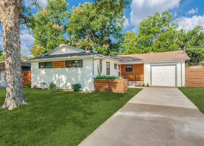 Modern, Roomy, Game Room, Patio, Family Home, Private Parking