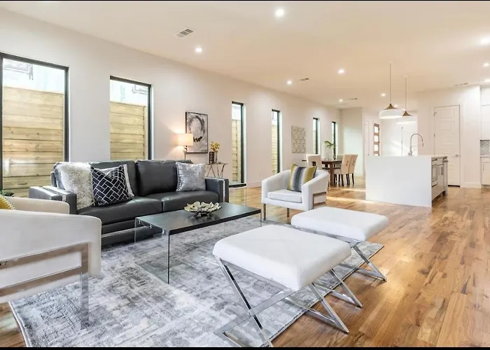Townhouse Uptown Private Patio
