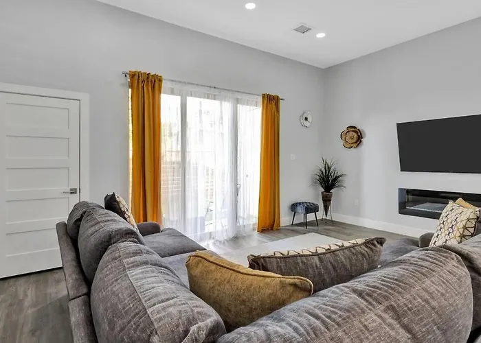 Charming 3-Bedroom Home L 5 Mins To Aa Arena