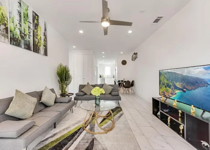 Skyline 2Br I Free Parking I King Bed I Workspace