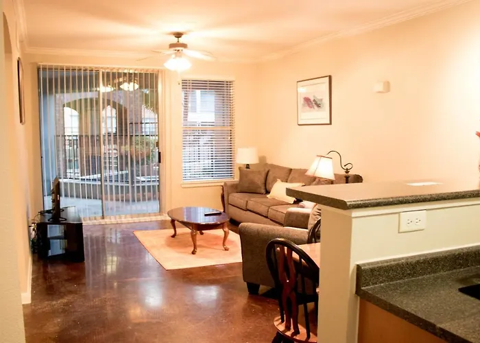 Downtown Dallas Beautiful Poolside Apartment