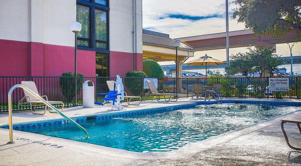 Comfort North Field Airport Inn