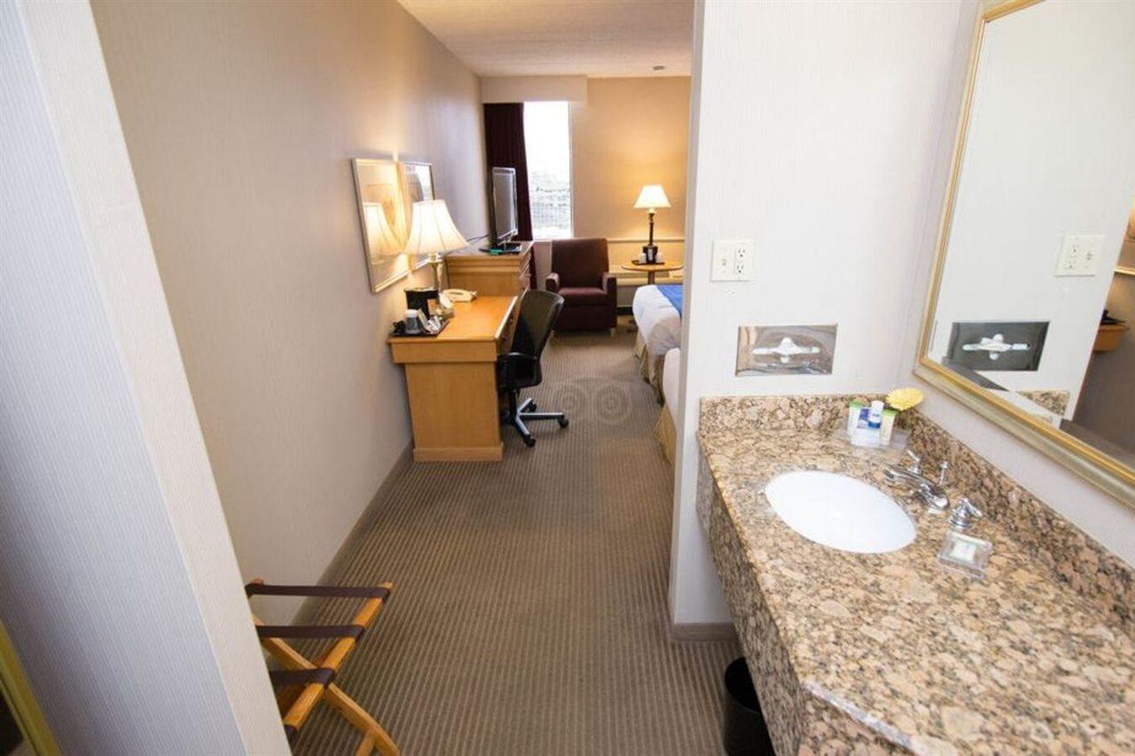 Field & Hotel 3*