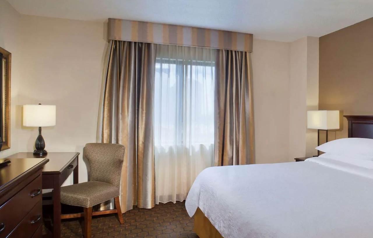 Hotel Embassy By Hilton Near The Galleria 4*