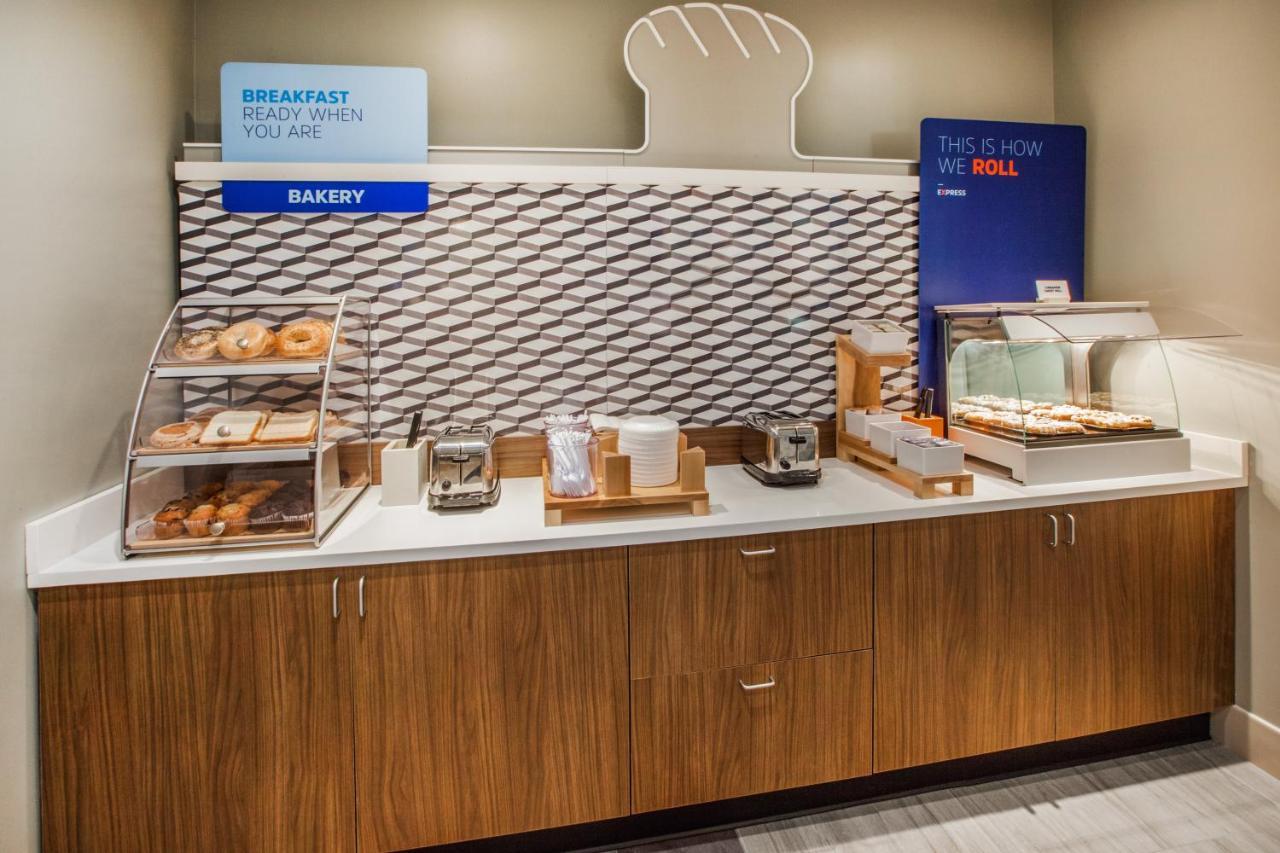 Express & - Market Center By Ihg Hotel Dallas