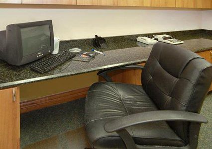 Hotel Quality & I-35 E-walnut Hill 2*