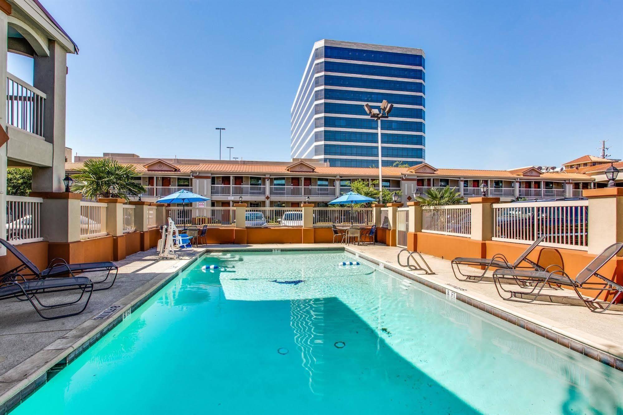 Quality & Dallas-cityplace Hotel 3*