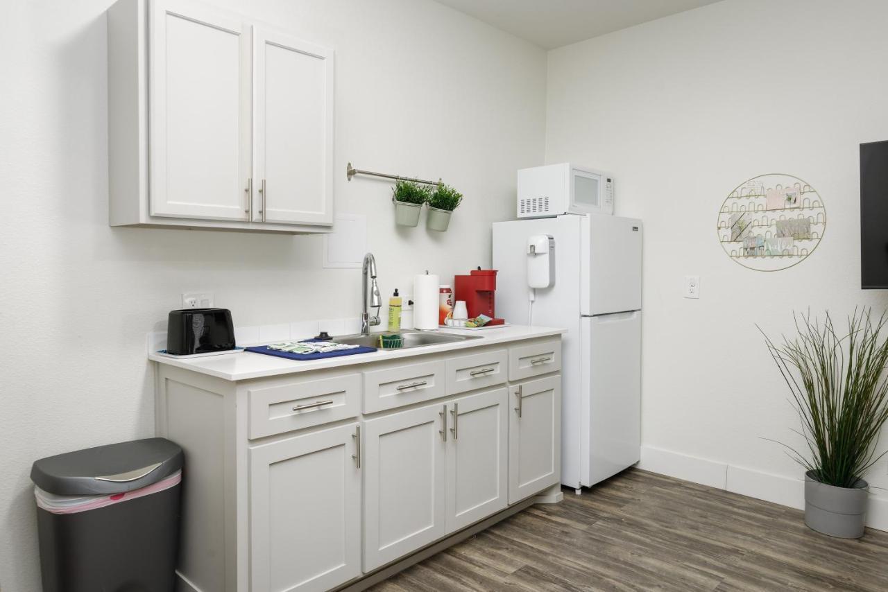 735 W 10Th St Apartment *