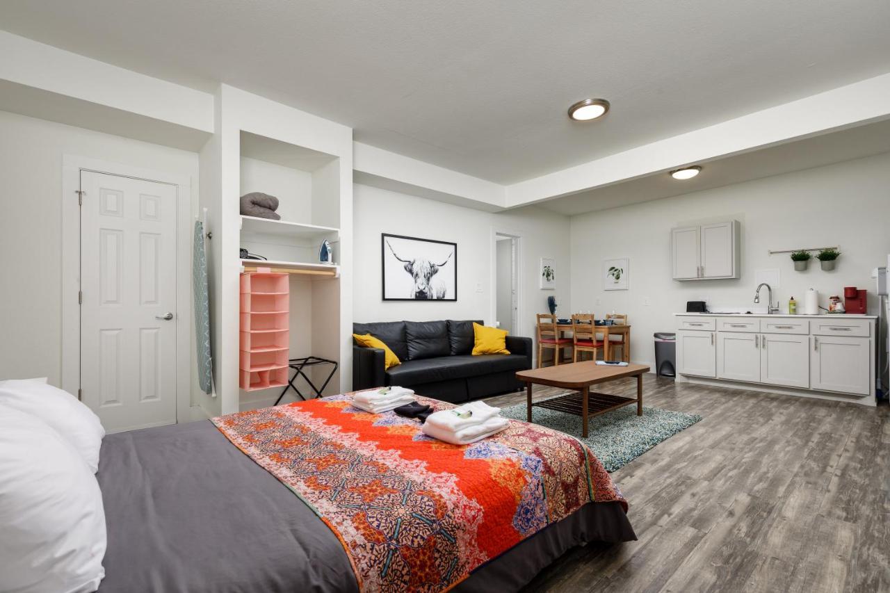 735 W 10Th St Apartment *