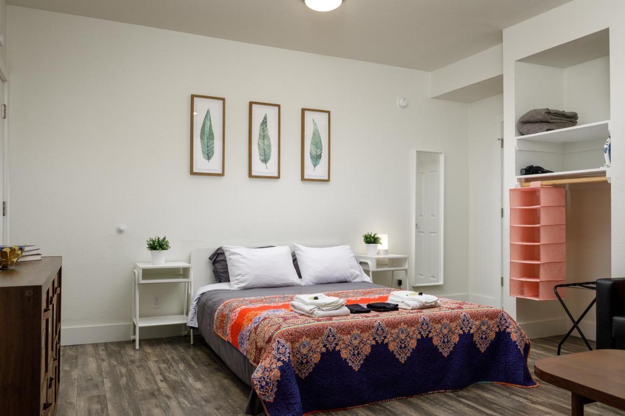 735 W 10Th St Apartment