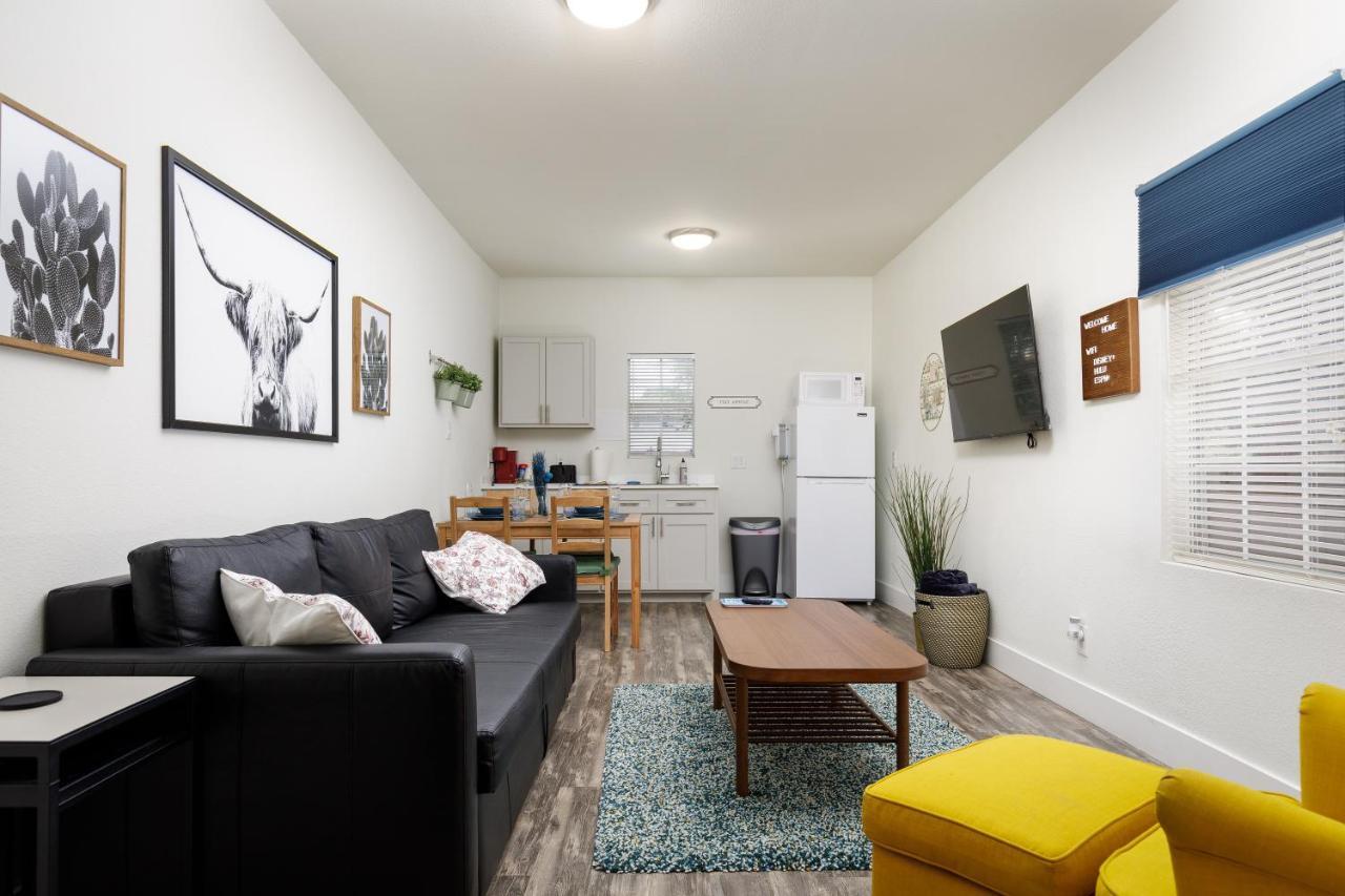735 W 10Th St Apartment