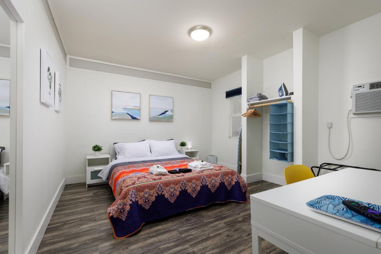 735 W 10Th St Apartment *