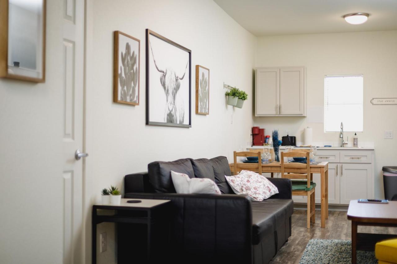 735 W 10Th St Apartment