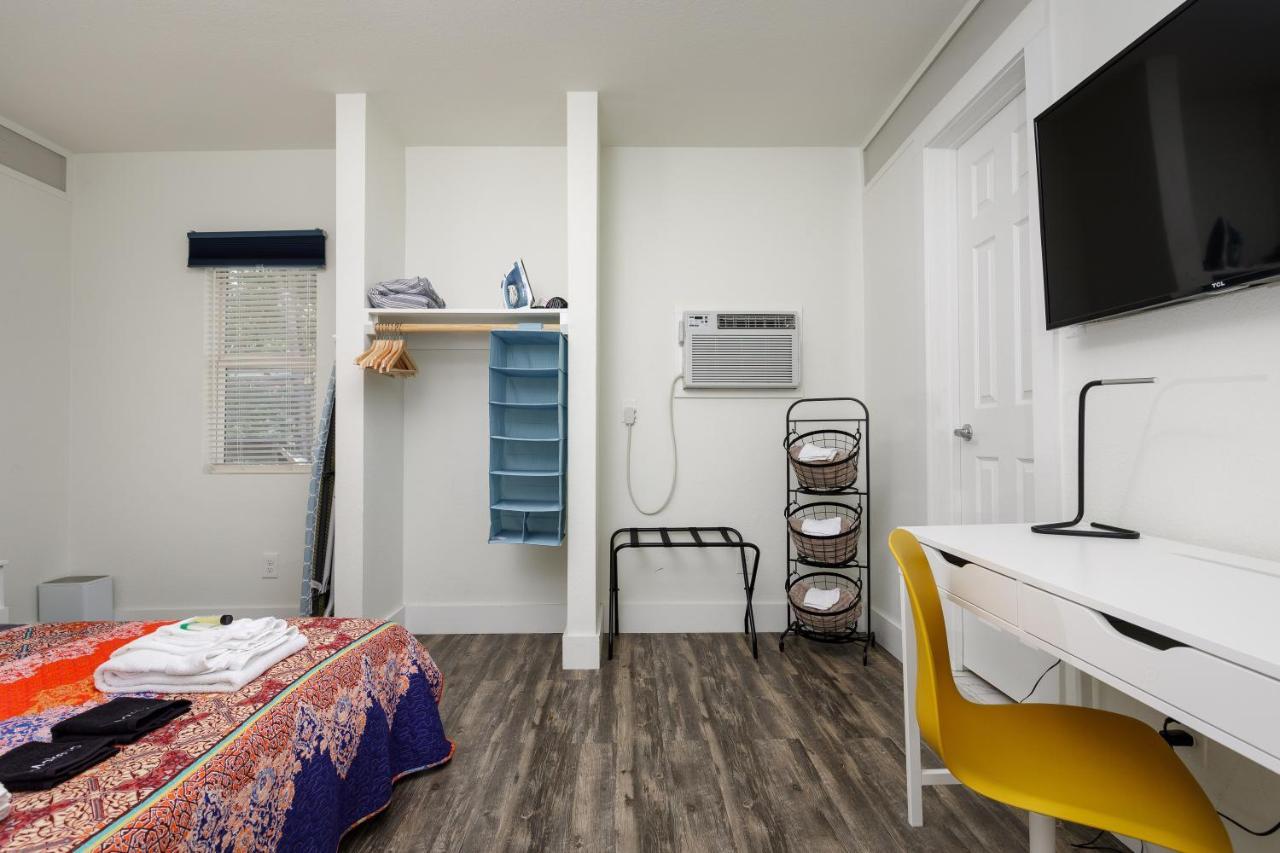 735 W 10Th St Apartment *
