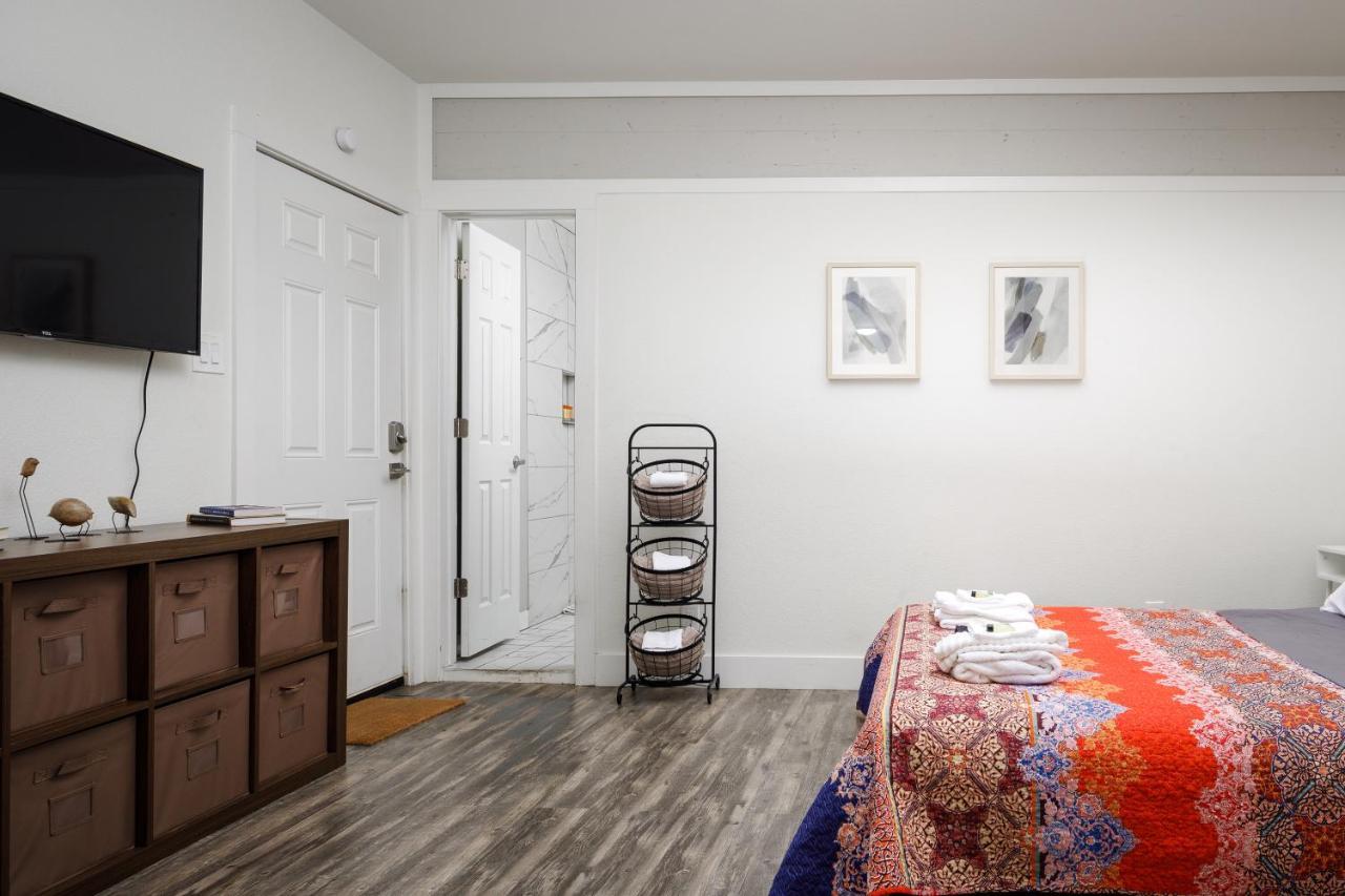 735 W 10Th St Apartment *