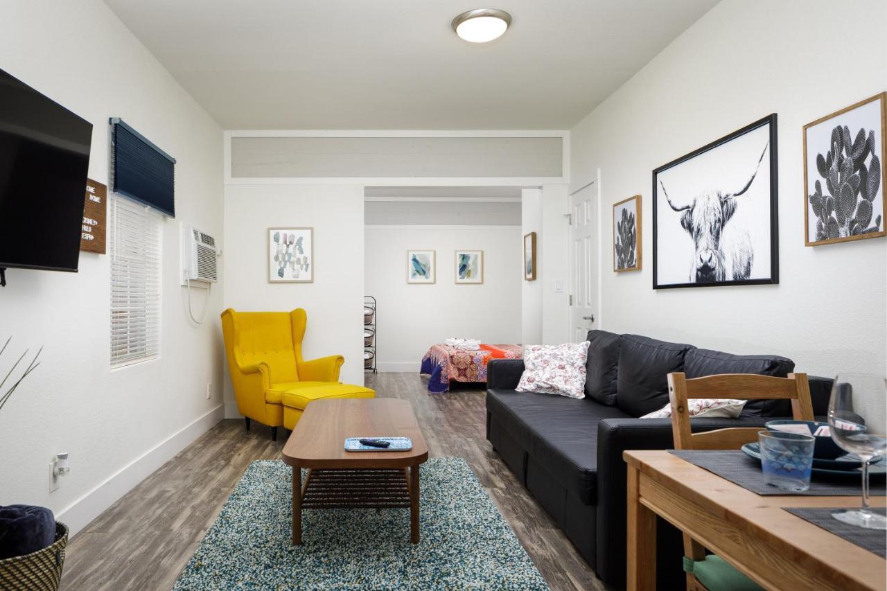735 W 10Th St Apartment *