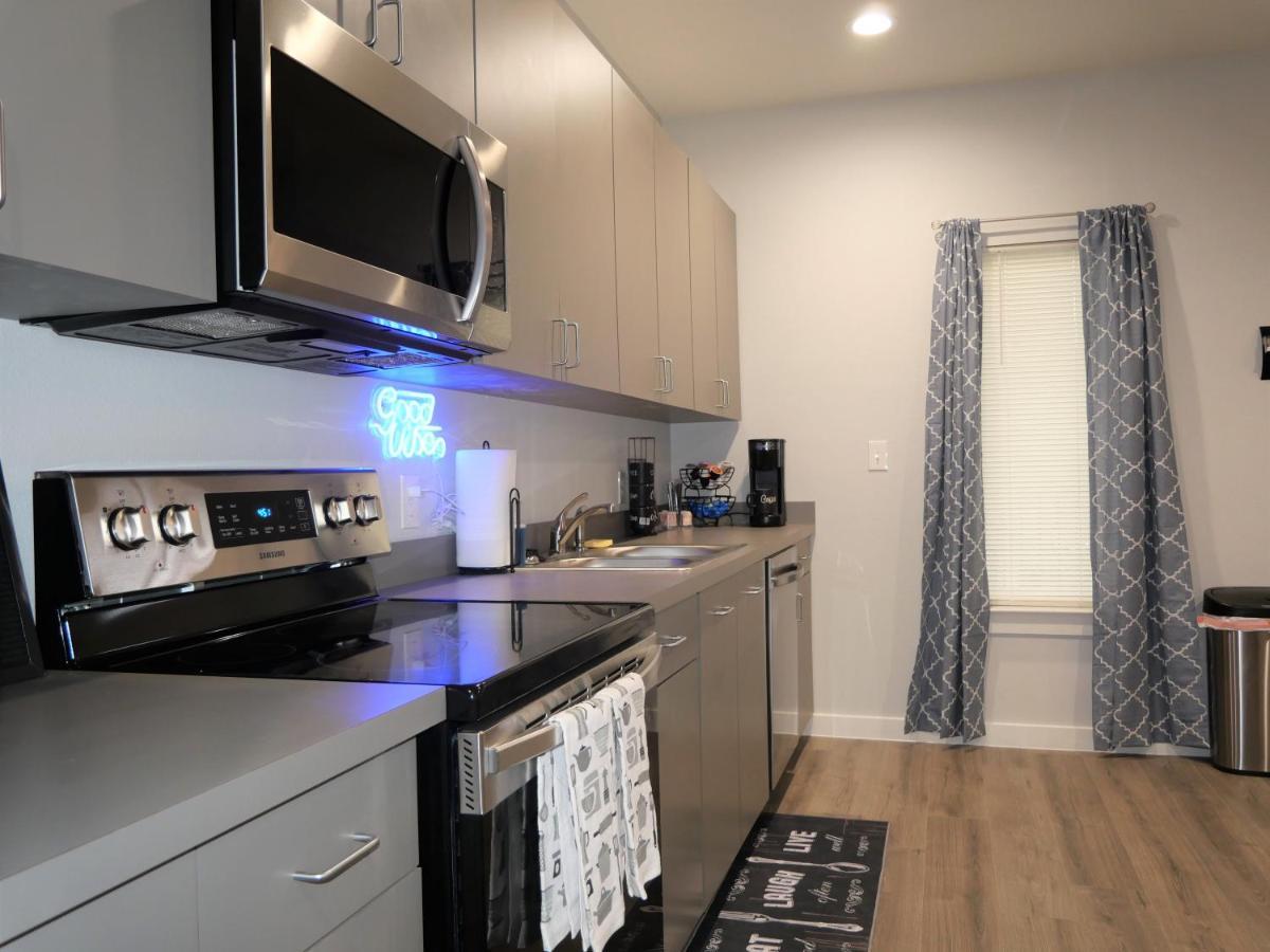 Rare Vibrant Hidden Gem - 2 Mins From Downtown Apartment