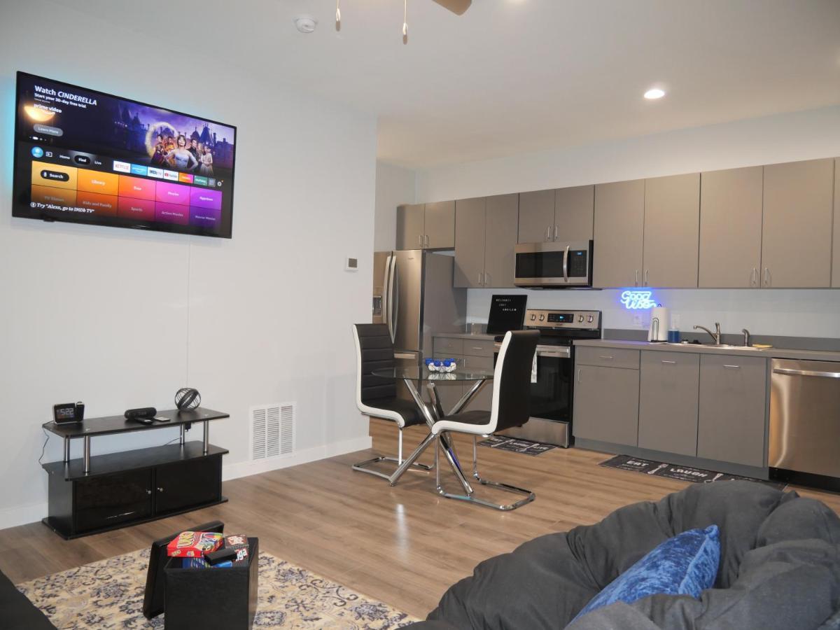 Rare Vibrant Hidden Gem - 2 Mins From Downtown Apartment