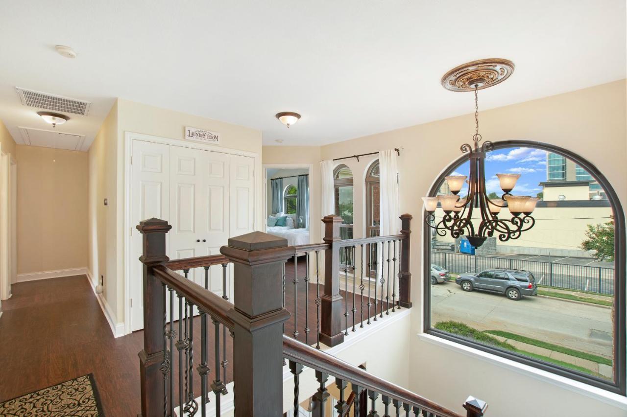 Cjs Cozy Farmhouse 2-Story Uptown Home Holiday home