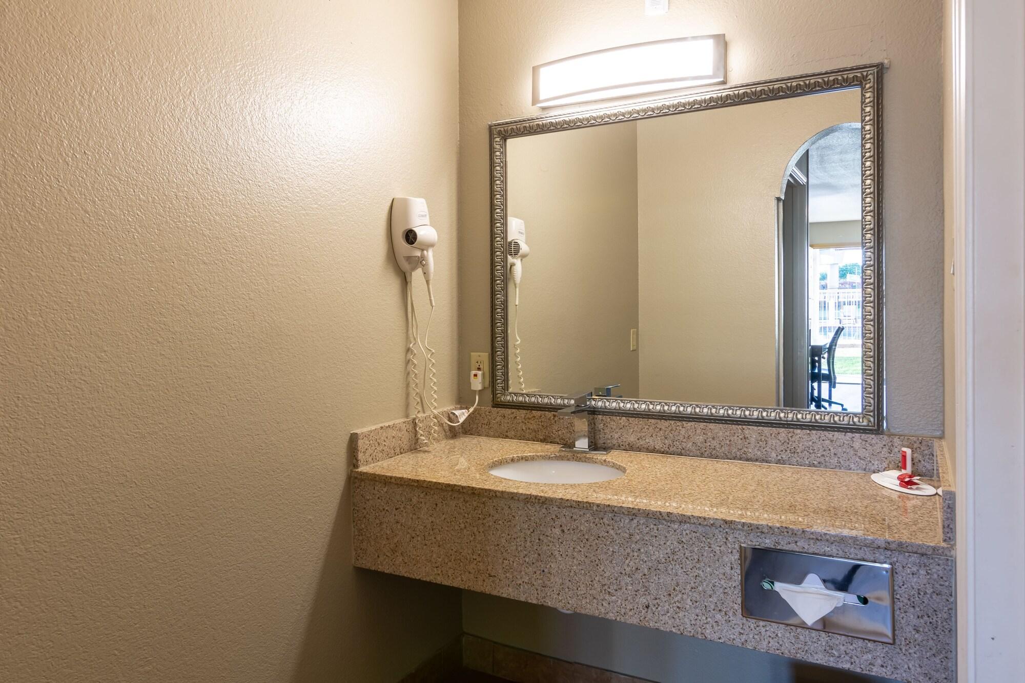 Super 8 East Near Fair Park Downtown 2*