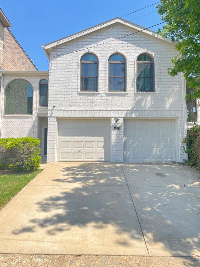 Cjs Cozy Farmhouse 2-Story Uptown Home Holiday home