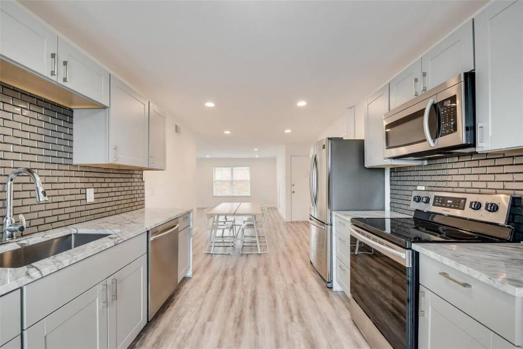 Lovely Updated 2 Bedroom With Pool Apartment