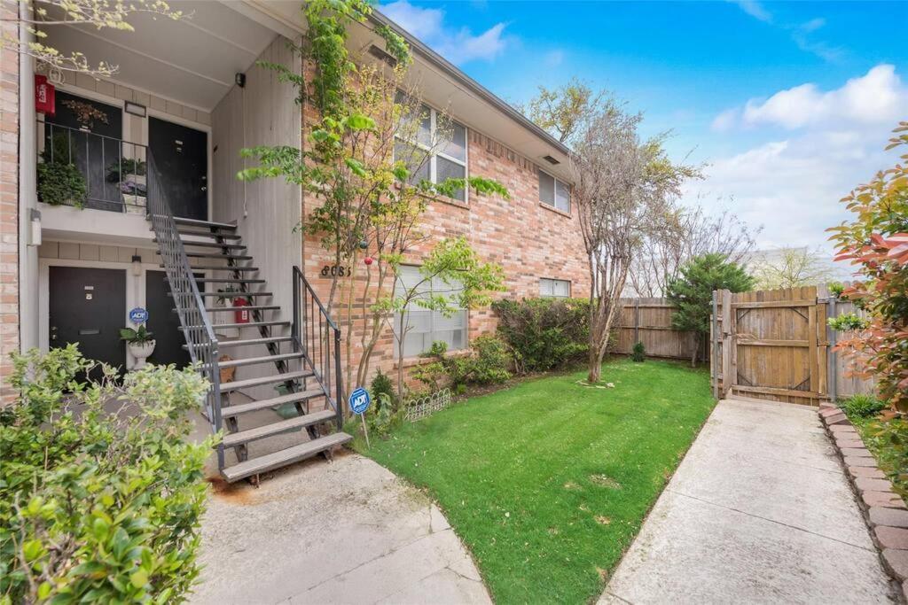 Lovely Updated 2 Bedroom With Pool Apartment *