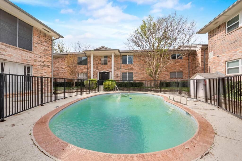 Lovely Updated 2 Bedroom With Pool
