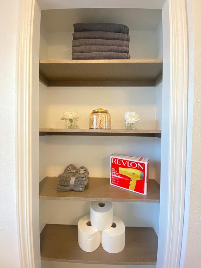 Lovely Updated 2 Bedroom With Pool Apartment *