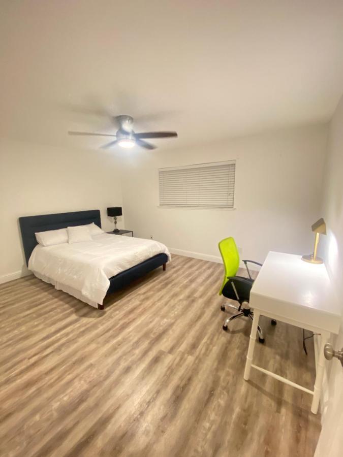 Lovely Updated 2 Bedroom With Pool *